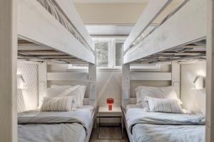 Ένα ή περισσότερα κρεβάτια σε δωμάτιο στο Luxury Tahoe Getaway in Incline Village