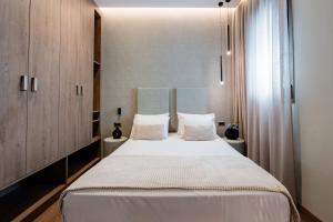 מיטה או מיטות בחדר ב-Iasmos Luxury Apartment