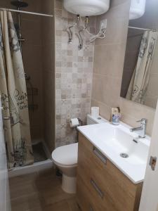 a bathroom with a sink and a toilet and a shower at Hostal Mari, alquiler habitación privada en hostal, 6 habitaciones cerca de la universidad y aeropuerto Norte, 3 baños compartidos in La Laguna