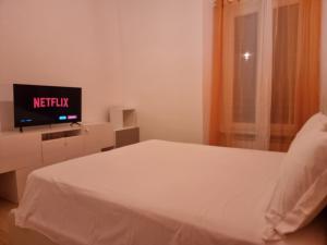 ローマにあるAnthony House, Via Villafranca 2, Castro Pretorioのベッドルーム(ベッド1台、テレビ付)