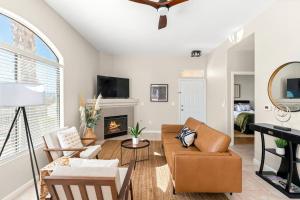 uma sala de estar com um sofá e uma lareira em Live in Style: Luxury Condo em Henderson