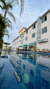 曼塔的住宿－Aquamarina Hotel，大楼前设有游泳池的酒店