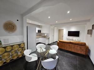 un soggiorno con divano, tavolo e sedie di ECOLODGY Suites Villa a Ducos