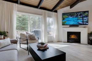 uma sala de estar com lareira e uma televisão na parede em Luxury Tahoe Getaway in Incline Village em Incline Village