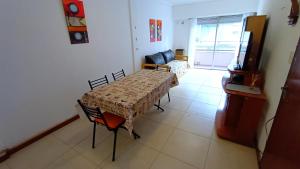 un salon avec une table et un canapé dans l'établissement EfDepartamentos Plaza Colon con balcón a la calle, à Mar del Plata