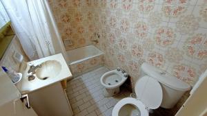 une salle de bain avec toilettes, lavabo et baignoire dans l'établissement EfDepartamentos Plaza Colon con balcón a la calle, à Mar del Plata 15 autres photos