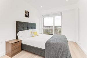 Un dormitorio con una cama grande y una ventana en Bloom of Luxury en Londres