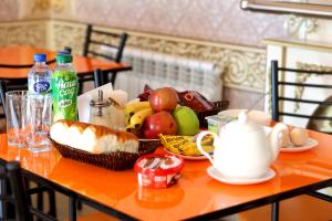 Hotel Plaza 777 في سمرقند: طاولة عليها سلة من الفواكه والخضار