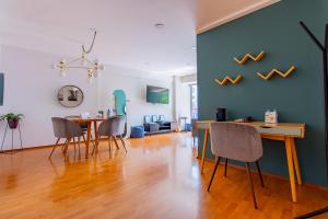 comedor con pared azul, mesa y sillas en Capitalia - Apartments - Anzures en Ciudad de México