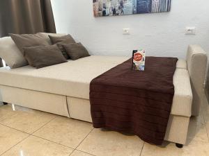 un letto con una coperta marrone sopra di Aircon Pool View Nr Yumbo a Playa del Ingles