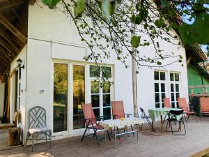 un patio con mesa y sillas en una terraza en Home of arts and creation, Erdei alkoto studio en Kismaros