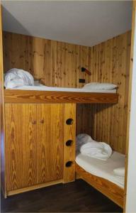 2 literas en una habitación con paredes de madera en Maso Corto Intero Appartamento, en Maso Corto