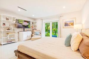 een grote slaapkamer met een groot bed en een raam bij Coconut Grove, Miami FL in Miami