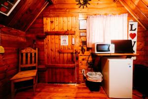 Cabaña con cocina con nevera y microondas. en La Junta Colorado Cabins, en La Junta