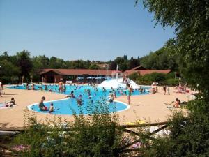 um grupo de pessoas numa piscina em Gîte Saint-Marcel-d'Urfé, 4 pièces, 5 personnes - FR-1-496-235 em Saint-Marcel-dʼUrfé