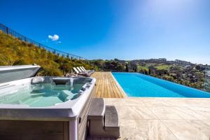 Bazén v ubytování The Villino at Cypress Ridge Estate - Stay Waiheke nebo v jeho okolí