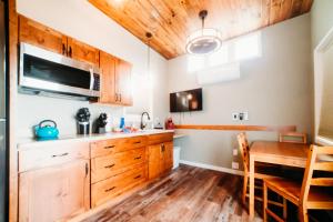 cocina con armarios de madera y mesa de madera en La Junta Colorado Cabins, en La Junta