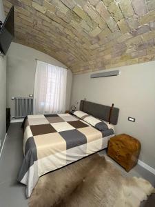 een slaapkamer met een bed en een bakstenen plafond bij The shelter in Rome