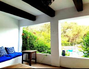 un soggiorno con 2 finestre e un divano blu di VILLAJARAS a Cordoba