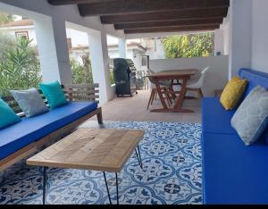 patio con divano blu e tavolo di VILLAJARAS a Cordoba