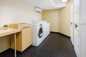 lavadero con lavadora y secadora en TownePlace Suites Philadelphia Horsham, en Horsham