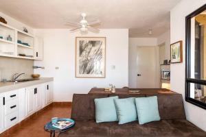 Η κουζίνα ή μικρή κουζίνα στο Authentic Loft Retreat Steps from Beach & Culture