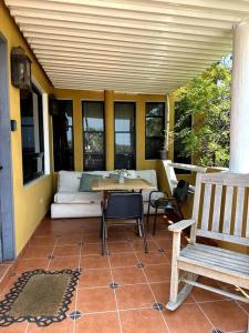 Χώρος καθιστικού στο Authentic Loft Retreat Steps from Beach & Culture