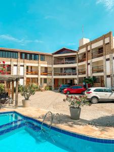 een hotel met een zwembad voor een gebouw bij Falésia Praia Hotel in Canoa Quebrada