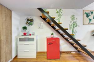 een rode koelkast in een kamer met een trap bij Mehdi residence 3 in Boedapest
