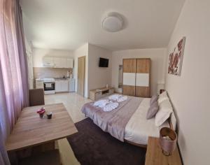 une chambre d'hôtel avec un lit et une table dans l'établissement Sobe i apartmani Tena, à Velika Gorica