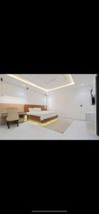 1 dormitorio con 2 camas y 1 silla en una habitación en Kaf lag apartment en Lekki