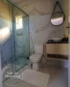 Ένα μπάνιο στο Suites Vale das montanhas
