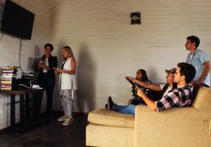 een groep mensen in een woonkamer die een videospel spelen bij Echological Hotel, Restaurante & Spa in Lagos de Moreno