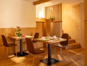 a dining room with a table and chairs at B&B Le Molinare Home Relax in Varda