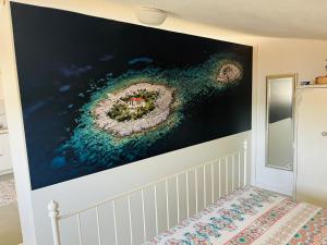 een kinderkamer met een groot schilderij aan de muur bij Apartment Laguna in Vinišće +72 foto's