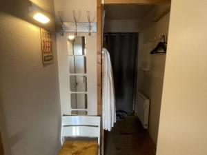 um pequeno quarto com um corredor e um frigorífico em Appartement Huez, 1 pièce, 4 personnes - FR-1-405-225 em LʼHuez