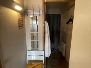 Mały pokój z korytarzem i lodówką w obiekcie Studio 4 pers, Quartier des Jeux, Alpe d'Huez - Balcon exposé Sud, proche pistes et commerces - FR-1-405-225 w mieście LʼHuez