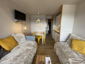 salon z kanapą i stołem w obiekcie Studio 4 pers, Quartier des Jeux, Alpe d'Huez - Balcon exposé Sud, proche pistes et commerces - FR-1-405-225 w mieście LʼHuez