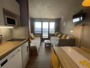mały salon z kanapą i stołem w obiekcie Studio 4 pers, Quartier des Jeux, Alpe d'Huez - Balcon exposé Sud, proche pistes et commerces - FR-1-405-225 w mieście LʼHuez