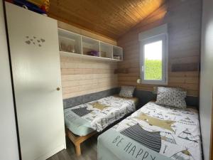 ein kleines Zimmer mit 2 Betten und einem Fenster in der Unterkunft Gîte Pierrefitte-sur-Loire, 3 pièces, 4 personnes - FR-1-489-360 in Pierrefitte-sur-Loire