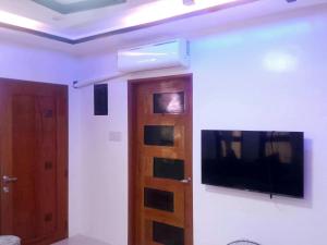 Televízia a/alebo spoločenská miestnosť v ubytovaní Baladad Transient House