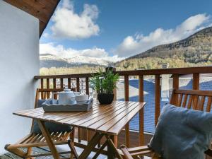 a table and chairs on a balcony with a view of the water at Appartement cosy 6 personnes avec parking à Saint-Lary - FR-1-296-382 in Saint-Lary-Soulan