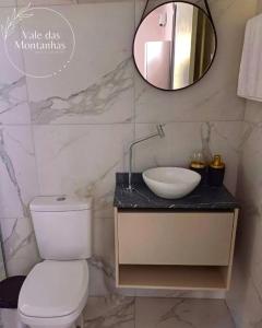 Ένα μπάνιο στο Suites Vale das montanhas