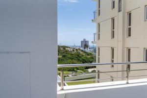 een balkon met uitzicht op een gebouw bij The Pearls 5th Floor Luxury Apartment in Port Elizabeth