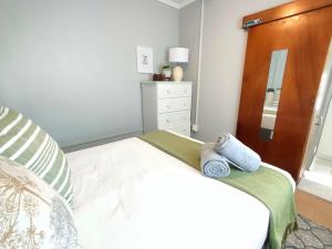 1 dormitorio con 1 cama con toallas en Adorable Garden Cottage In The Heart Of Pe, en Lorraine