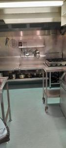- une cuisine avec une table et une cuisinière dans l'établissement Pennys Accommodation, à Palmerston North