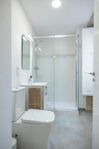 biała łazienka z toaletą i prysznicem w obiekcie Residencia Universitaria Trinitarios w Walencji