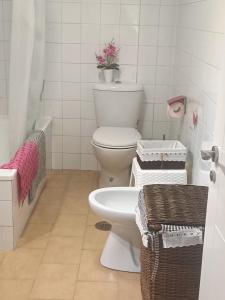 casa sisargas في لا كورونيا: حمام ابيض مع مرحاض ومغسلة