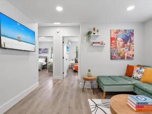 uma sala de estar com um sofá verde e uma televisão em Wynwood Apts Boutique Hotel em Miami