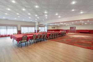 una sala de conferencias con una mesa larga y sillas en Best Western High Road Inn, en Edson 34 fotos más